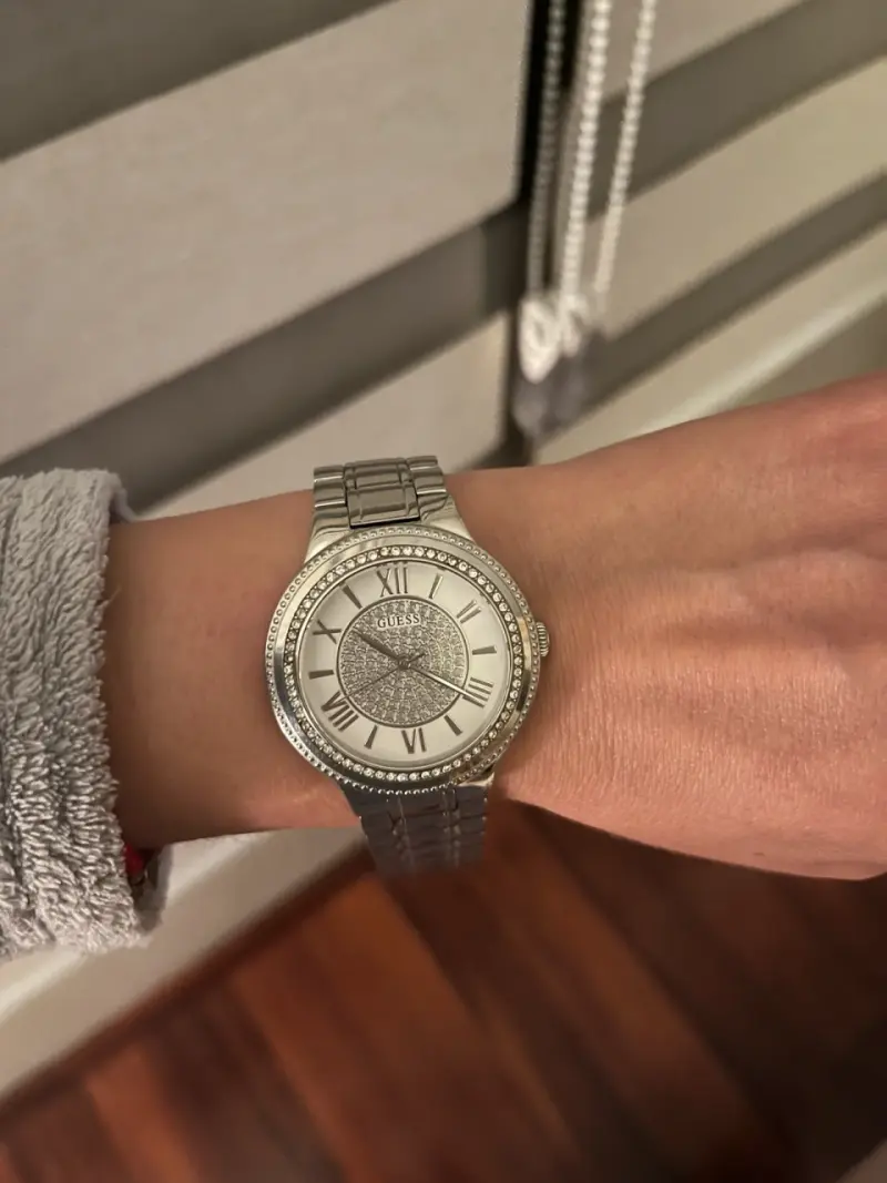 Reloj plateado Guess con cristales