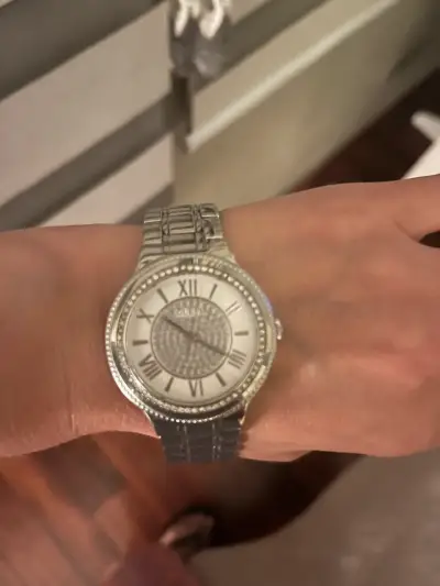 Reloj plateado Guess con cristales - miniatura 4
