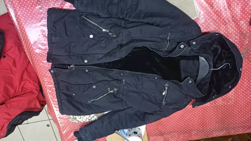 Chaqueta negra con capucha