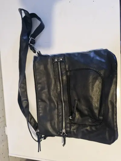 Bandolera negra de cuero y bolso de cuero plateado - miniatura 1