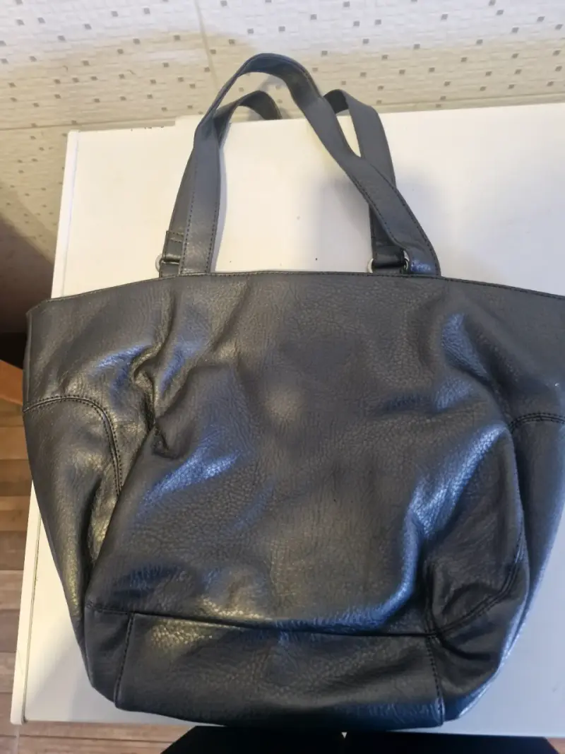 Bandolera negra de cuero y bolso de cuero plateado - 2