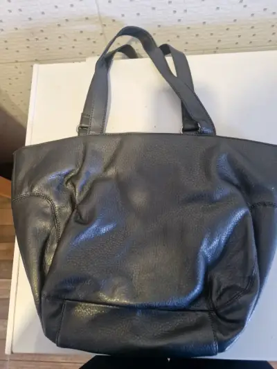 Bandolera negra de cuero y bolso de cuero plateado - miniatura 2