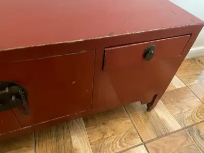 Mueble de madera rojo vintage - miniatura 3