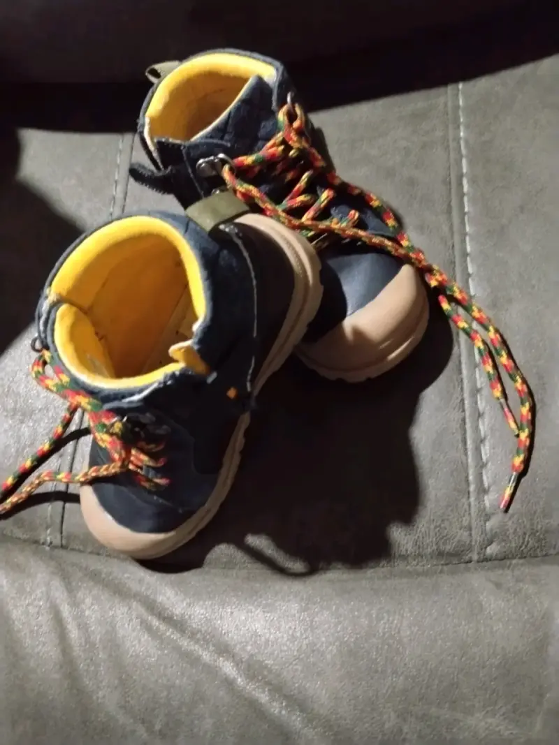 Botas de niño azul y amarillo. - 1