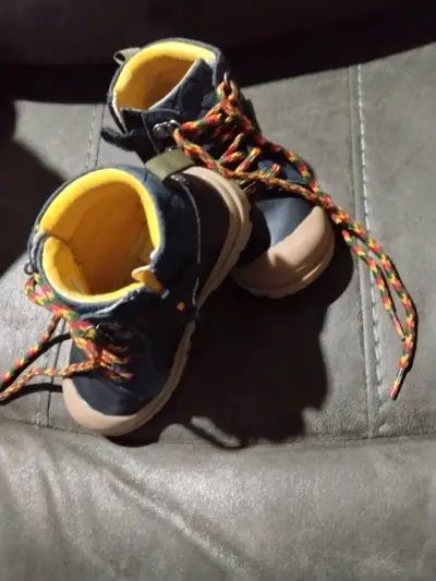 Botas de niño azul y amarillo. - miniatura 1