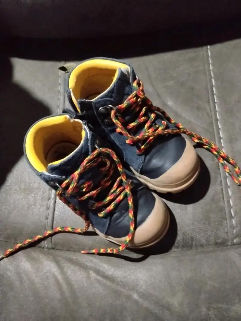 Botas de niño azul y amarillo. - 2