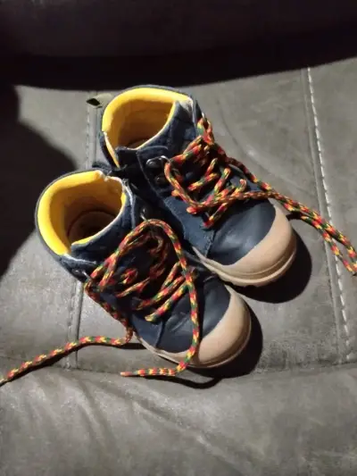Botas de niño azul y amarillo. - miniatura 2