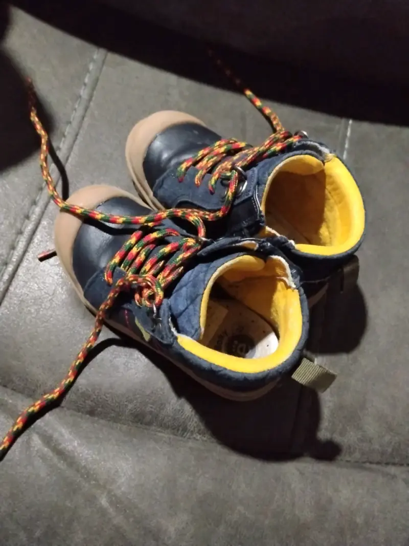Botas de niño azul y amarillo. - 4