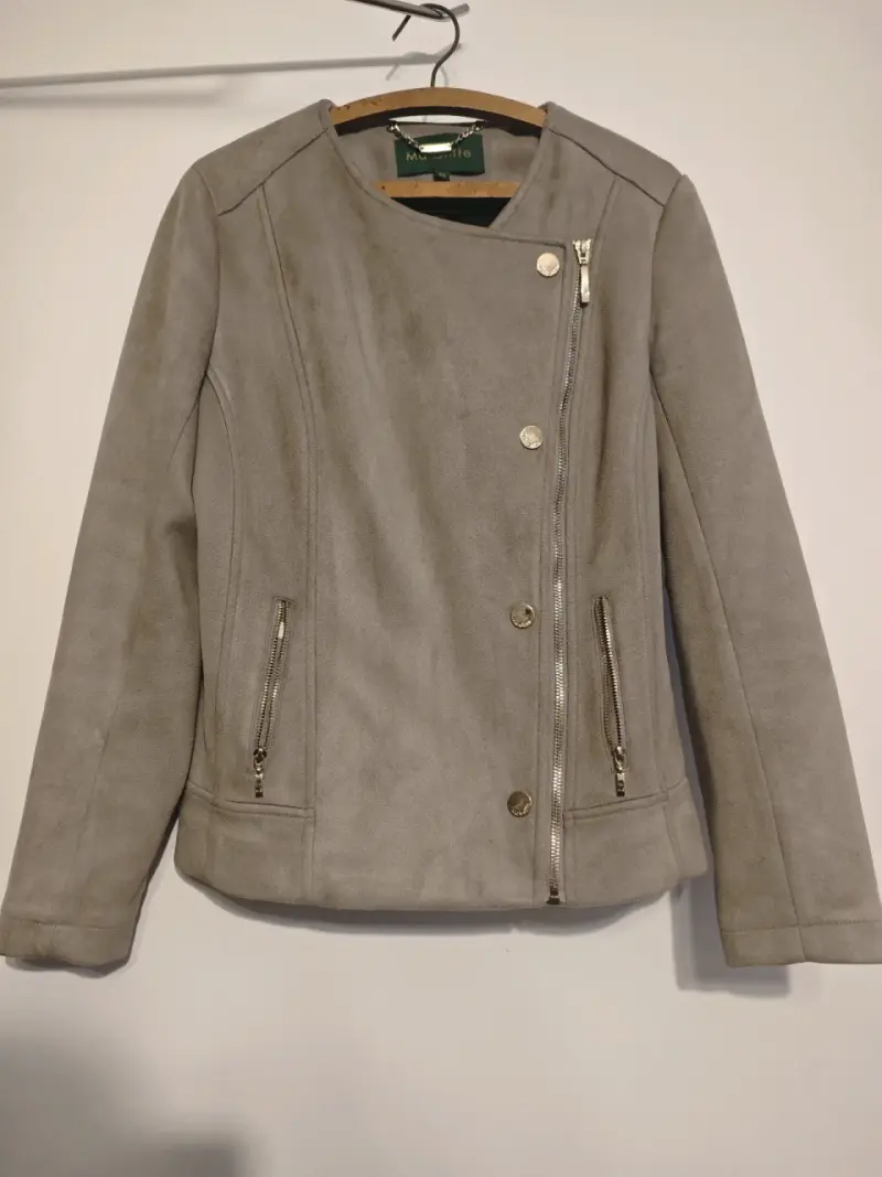 Chaqueta beige con cierre dorado - 1