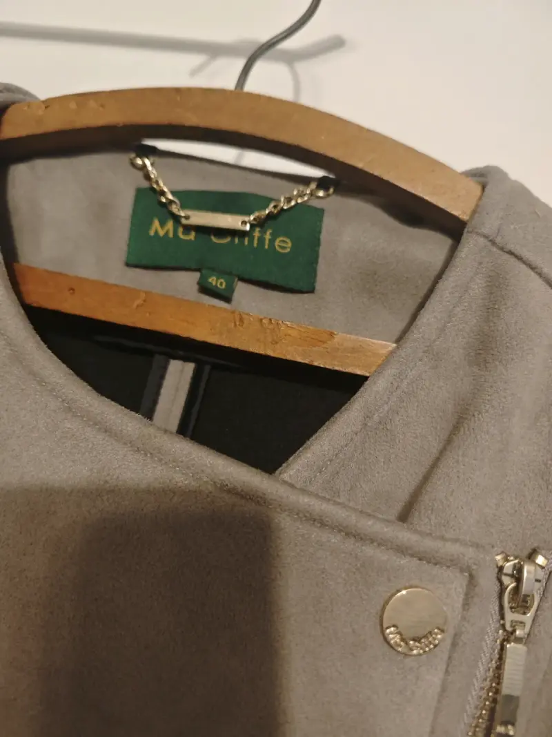 Chaqueta beige con cierre dorado - 2