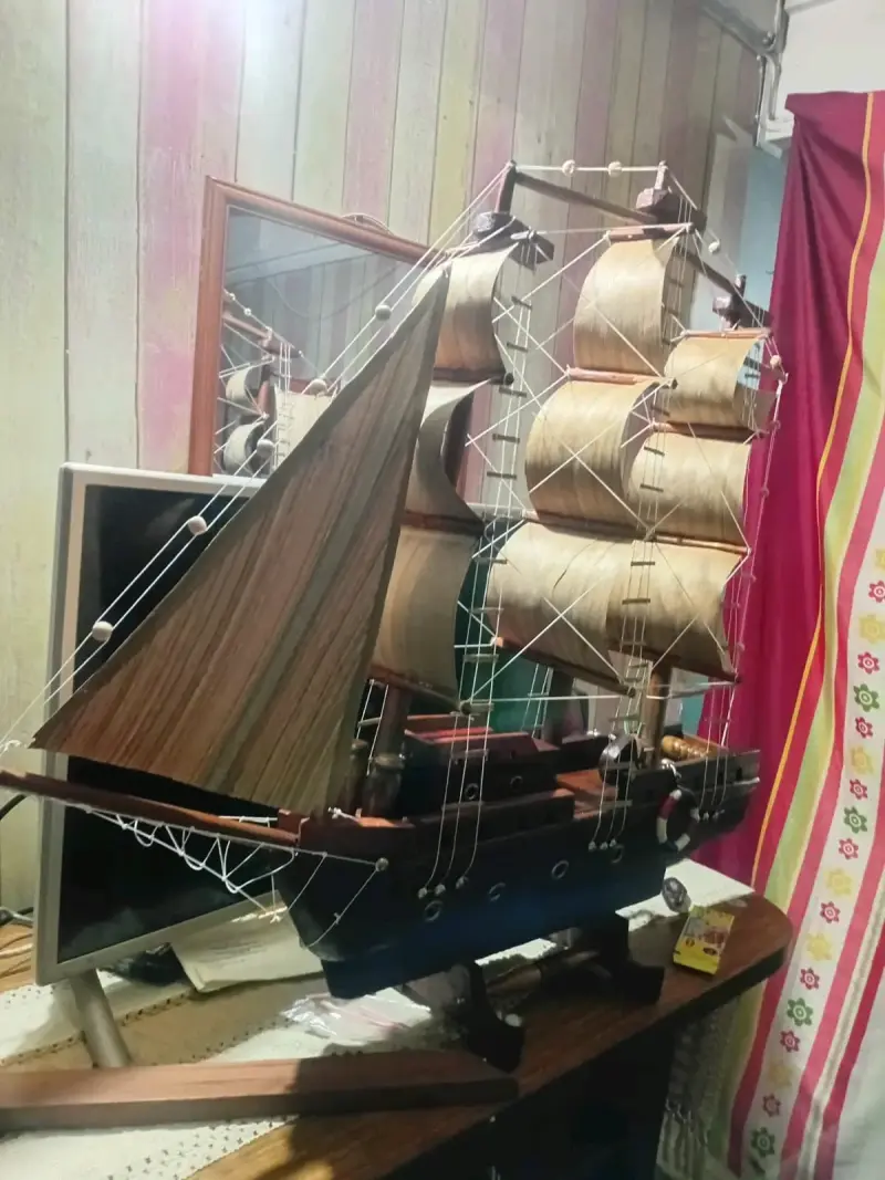 Barco a escala con velas