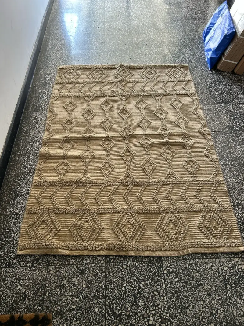 Alfombra beige con diseño geométrico - 1