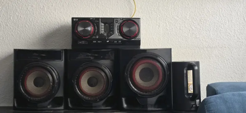 Equipo de sonido LG con parlantes