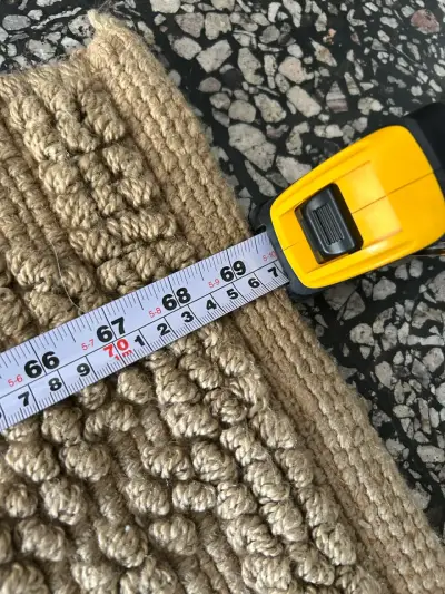 Alfombra beige con diseño geométrico - miniatura 2