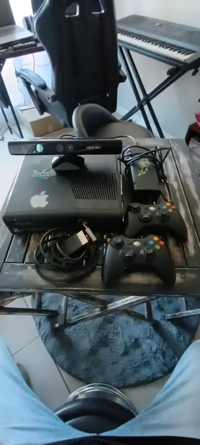 Consola Xbox con Kinect y controles - miniatura 1