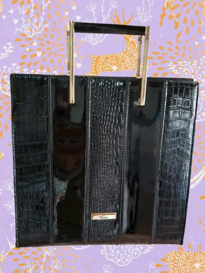 Cartera negra con asas doradas - miniatura 1