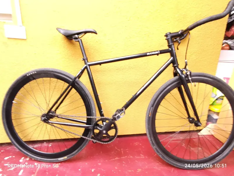 Bicicleta fija negra de marca p3 - 1