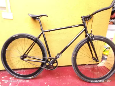 Bicicleta fija negra de marca p3 - miniatura 1