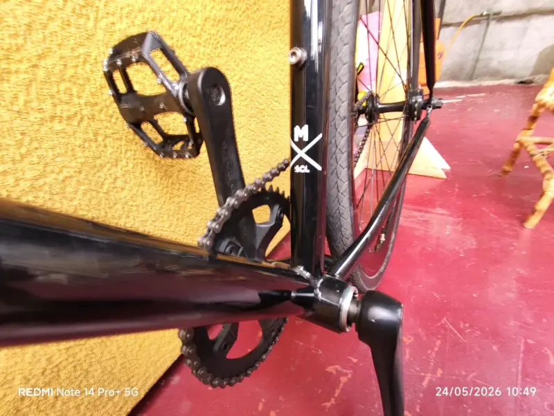 Bicicleta fija negra de marca p3 - 2