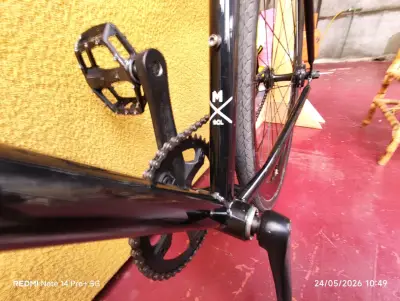 Bicicleta fija negra de marca p3 - miniatura 2