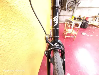 Bicicleta fija negra de marca p3 - miniatura 3