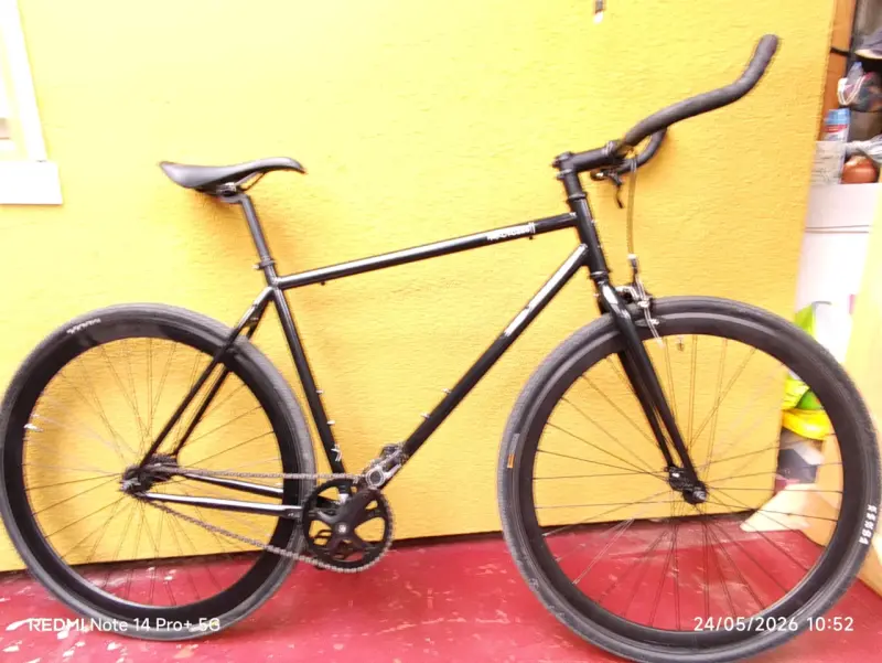 Bicicleta fija negra de marca p3 - 4