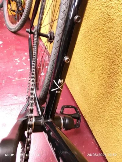 Bicicleta fija negra de marca p3 - miniatura 5