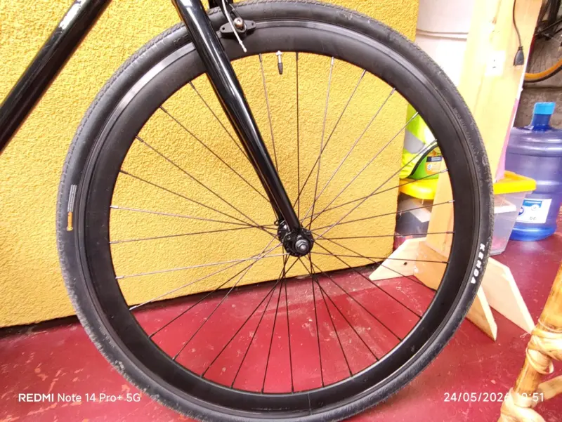 Bicicleta fija negra de marca p3 - 6