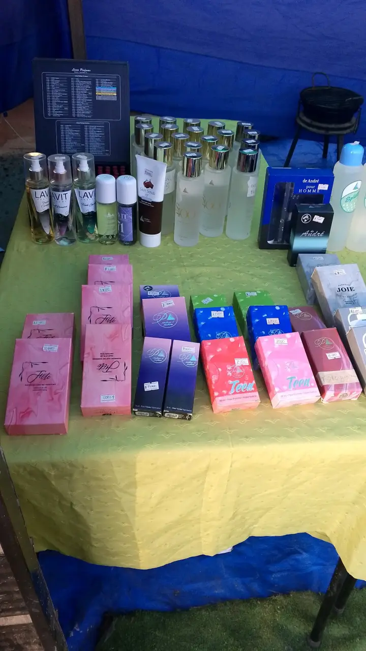 Variedad de perfumes y cremas - 1