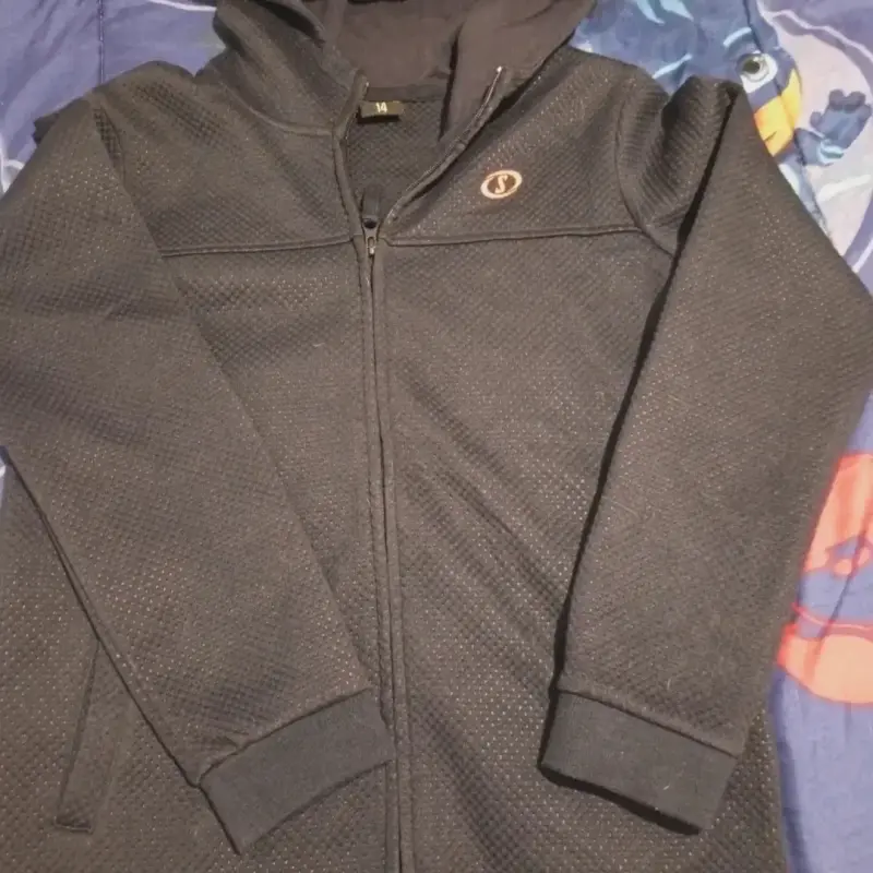 Polerón negro con capucha