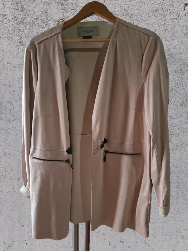 Blazer beige con bolsillos