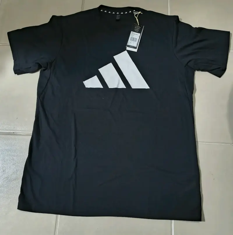 Polera negra con logo