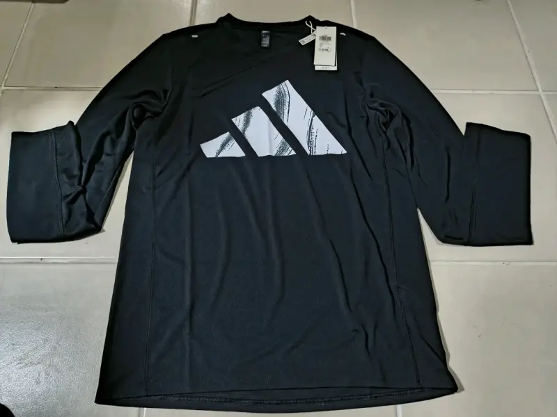 Polera deportiva negra con logo