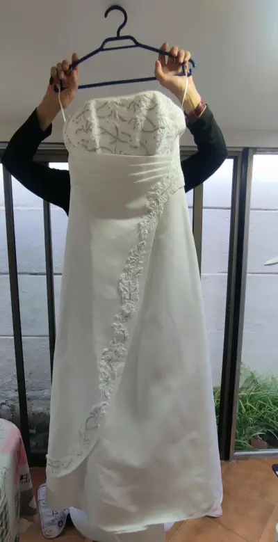 Vestido de novia blanco con bordado - miniatura 1