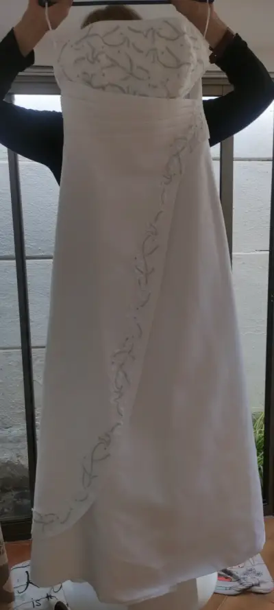Vestido de novia blanco con bordado - miniatura 4