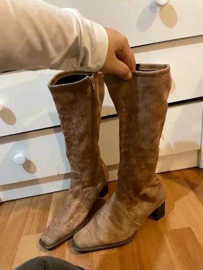 Botas cowboy de gamuza beige - miniatura 2