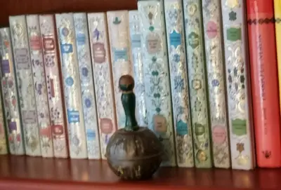 Cascabel de hojalata con personajes animados - miniatura 1