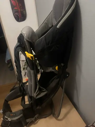 Mochila portabebés Deuter negra - miniatura 3