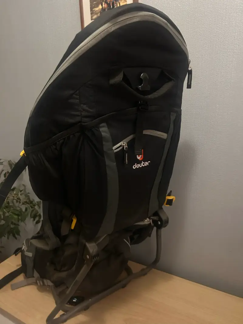 Mochila portabebés Deuter negra - 4