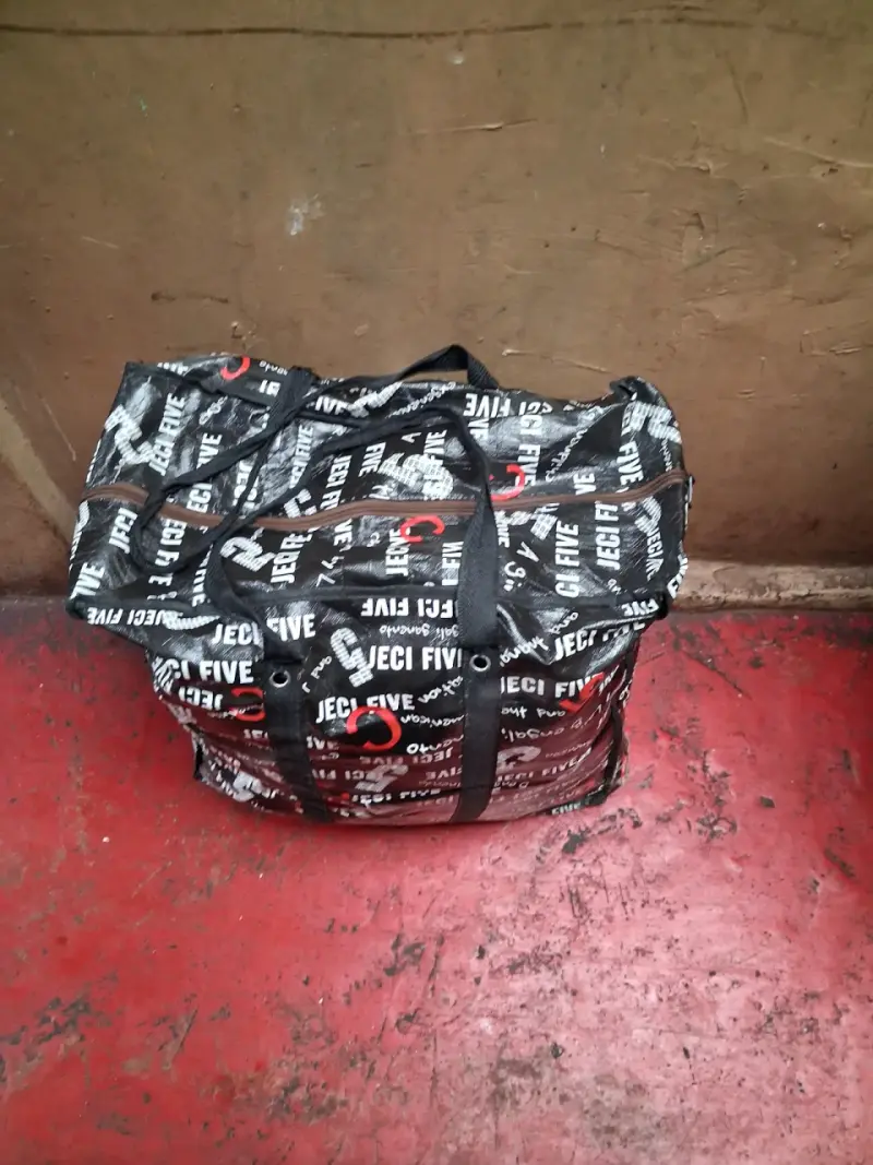 Bolso grande negro con ropa