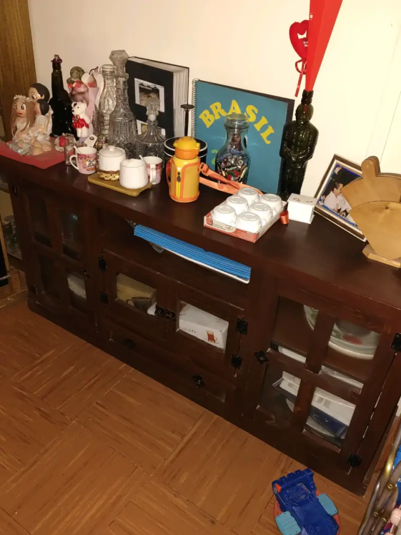 Aparador de madera con puertas