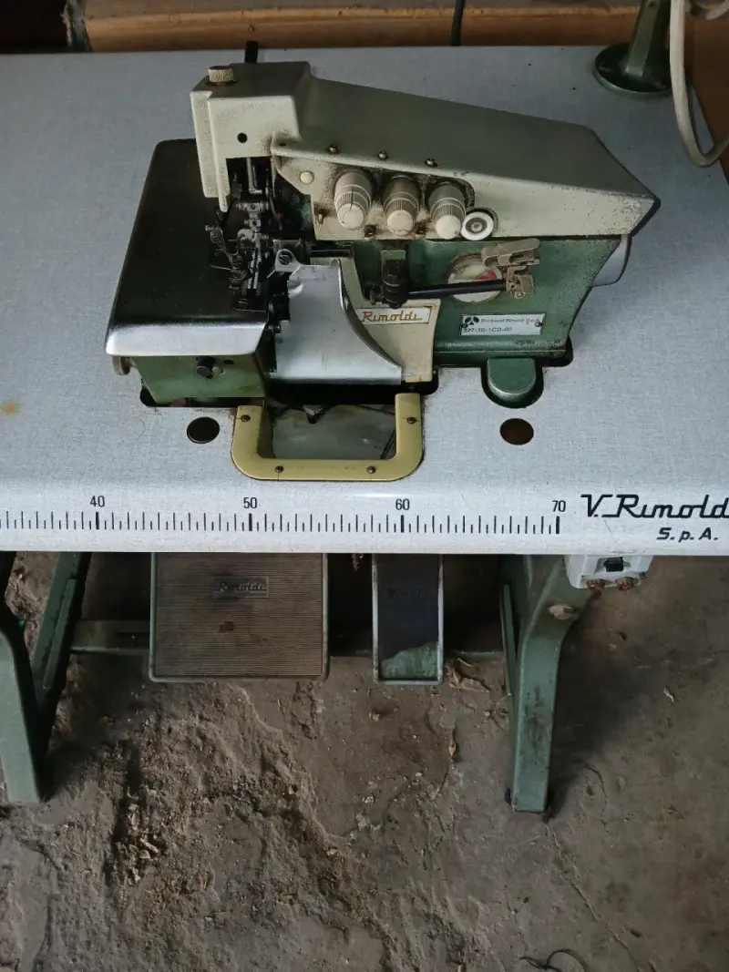 Overlok industrial marca Rimoldi - 1