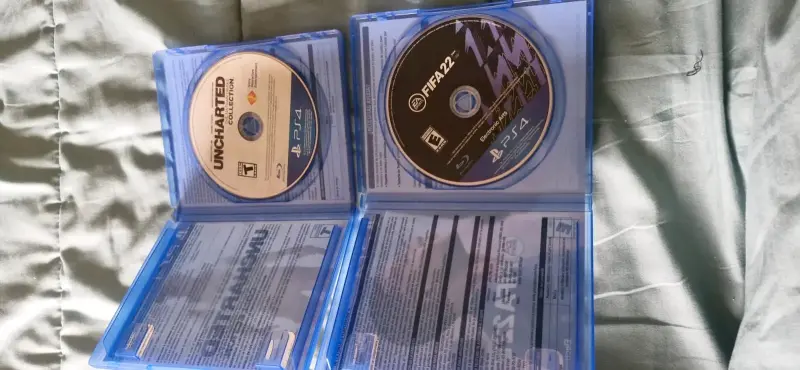 Consola PS4 con juegos y controles - 2