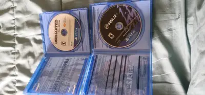 Consola PS4 con juegos y controles - miniatura 2