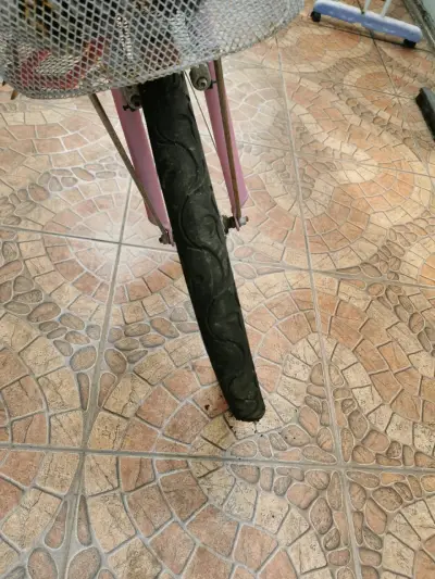 Bicicleta urbana rosada con canasto - miniatura 3