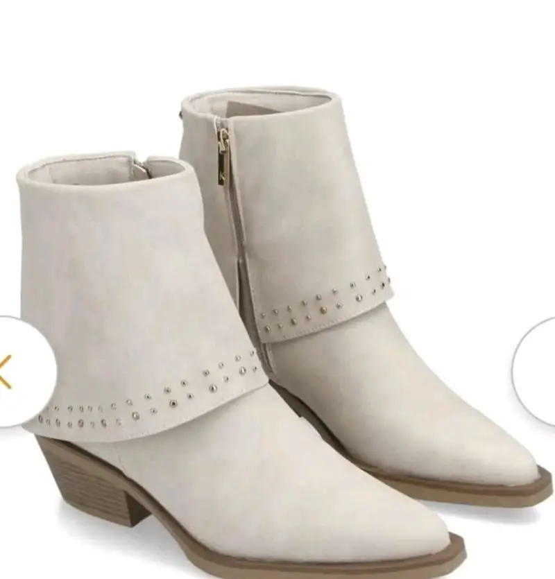 Botines beige con tachas - 1