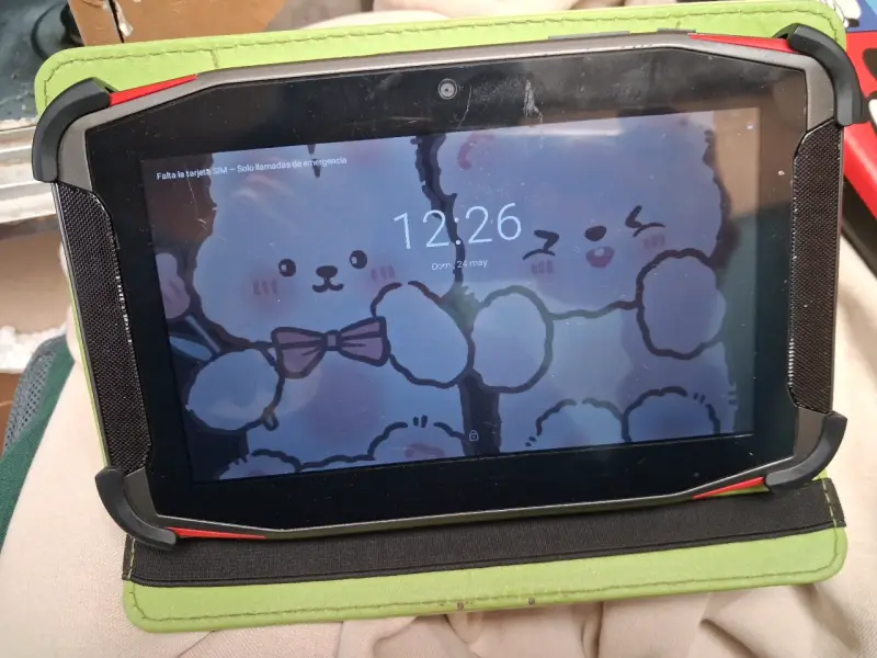 Tablet con funda verde - 1