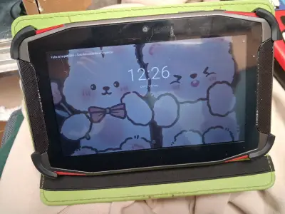 Tablet con funda verde - miniatura 1