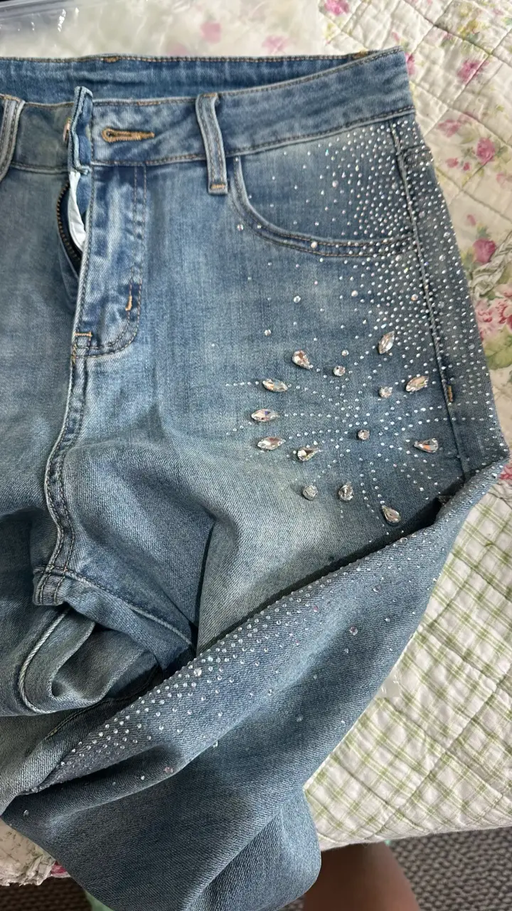 Jeans azules con incrustaciones - 1