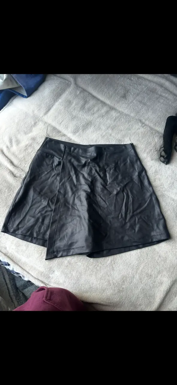 Falda short negra de cuero sintético - 1